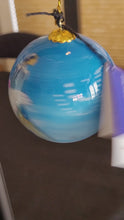 Charger et lire la vidéo dans la visionneuse de la Galerie, Ornement en verre "Amis"