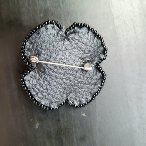 Broche coquelicot perlée