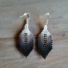 Charger l&#39;image dans la galerie, Black and grey Beaded Feather Earrings
