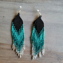 Charger l&#39;image dans la galerie, Boucles d&#39;oreilles à franges ombrées perlées
