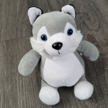 Load image into Gallery viewer, Mini Husky plush toy with detachable beaded Metis pin
