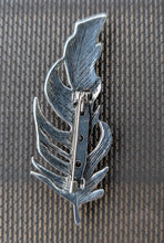 Load image into Gallery viewer, Alloy Broach with beautiful feather design - North of Fifty Indigenous Boutique
