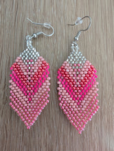 Charger l'image dans la galerie, Pink beaded feather earrings
