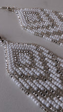 Charger l&#39;image dans la galerie, close up of white chevron beaded earrings
