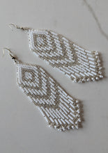 Charger l&#39;image dans la galerie, white and silver chevron pattern beaded earrings
