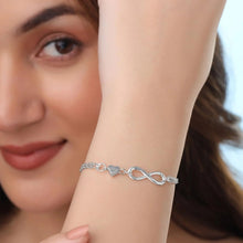 Charger l&#39;image dans la galerie, Silver coloured infinity bracelet with heart

