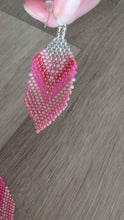 Charger et lire la vidéo dans la visionneuse de la Galerie, Indigenous Artisan Pink Beaded Feather Earrings
