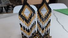 Charger et lire la vidéo dans la visionneuse de la Galerie, Black gold chevron beaded earrings
