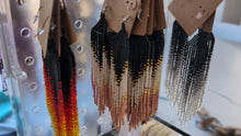 Charger et lire la vidéo dans la visionneuse de la Galerie, Black White and Gold Chevron Fringe Earrings
