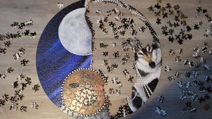500 piece round jigsaw puzzle featuring Betty Albert Art