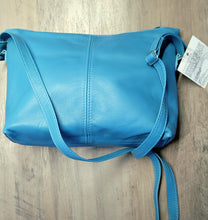 Charger l&#39;image dans la galerie, Turquoise shoulder bag with Hummingbird design by Bill Helin
