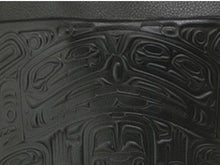 Charger l&#39;image dans la galerie, Sac à main en forme d&#39;ours en cuir noir gaufré avec un design de l&#39;artiste tlingit, Clifton Fred
