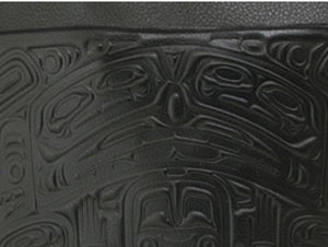 Sac à main en forme d'ours en cuir noir gaufré avec un design de l'artiste tlingit, Clifton Fred